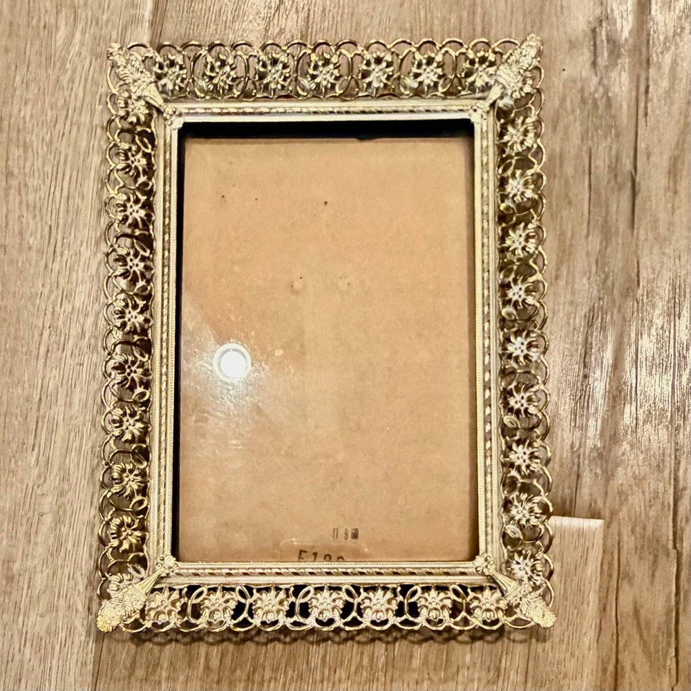 VTG MCM Ornate Filigree Gold Tone Metal Brass Picture‎ Photo Frame 4” X 6”